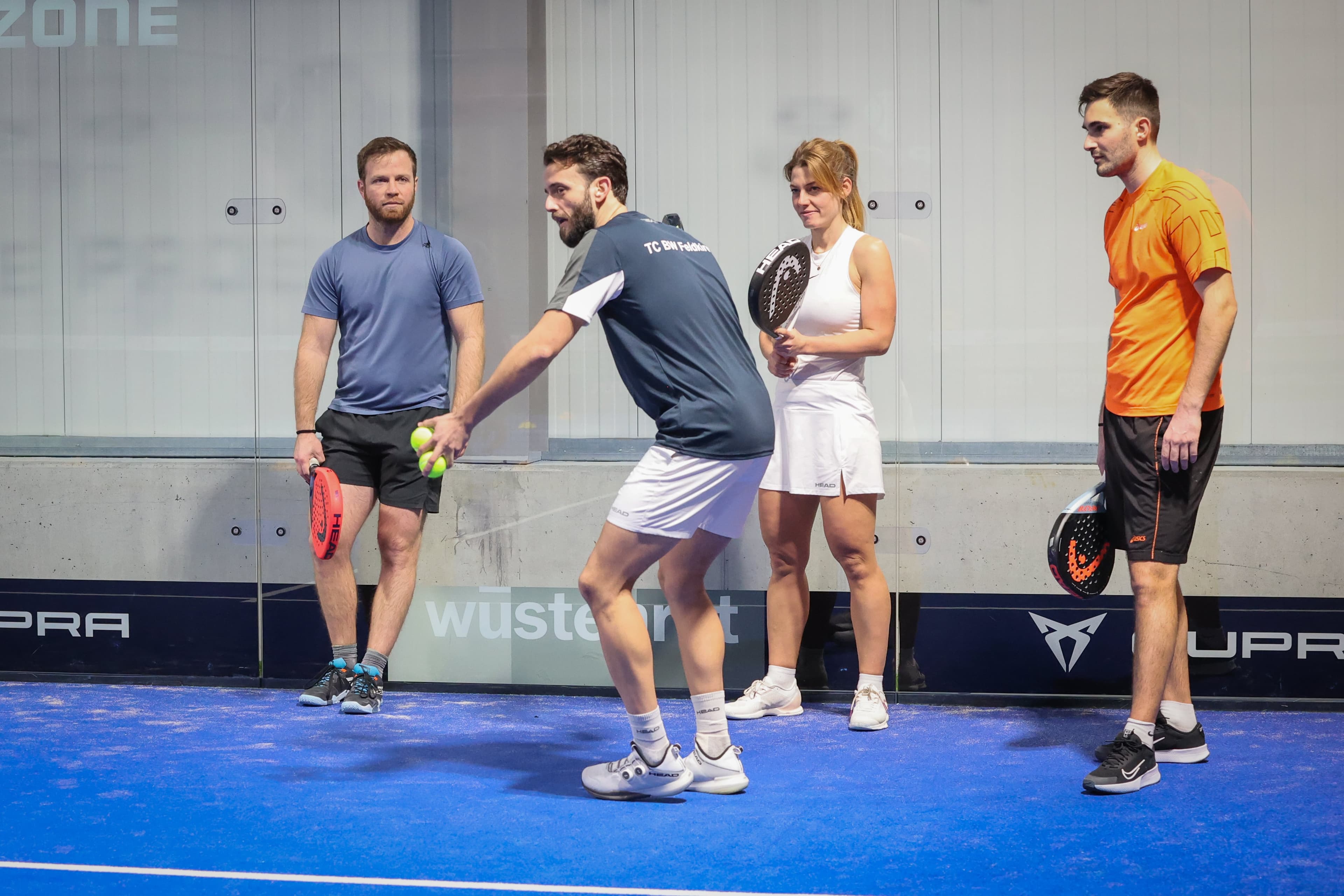 Padelspieler in Aktion auf dem Platz